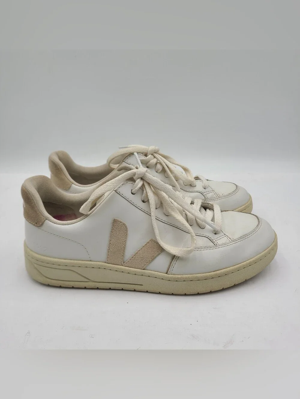 B42 Veja Shoes Womens Size 8 White Leather Low Top Sneakers Casual Court